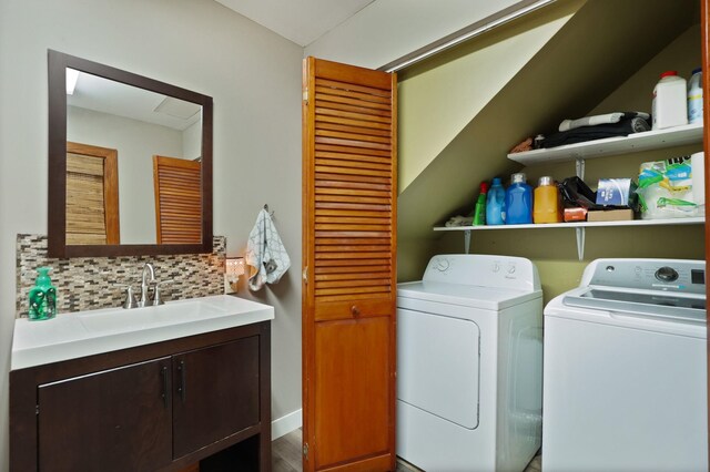 1105 W Genesee St, Frankenmuth, MI 48734 - laundry area featuring separate washer and dryer