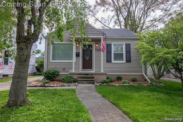 4033 Oakshire Ave, Berkley, MI 48072 - bungalow-style home with a front yard