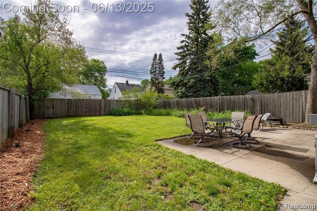 4033 Oakshire Ave, Berkley, MI 48072 - fenced backyard featuring a patio area