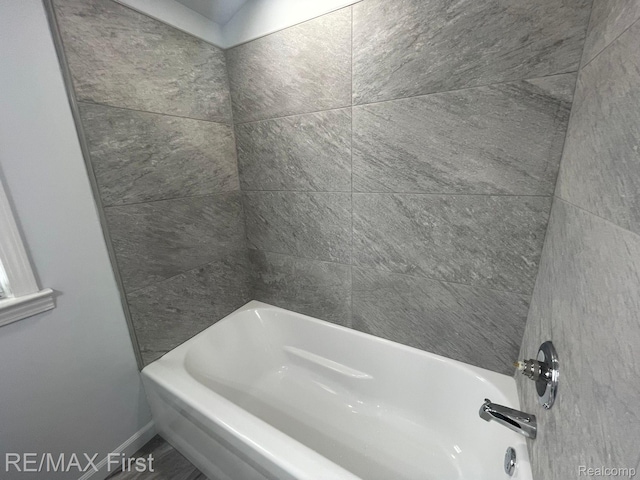 21128 Kenmore Ave, Harper Woods, MI 48225 - full bath with baseboards
