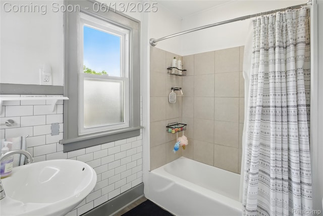 1390 W Blvd, Berkley, MI 48072 - full bath with tile walls and shower / bath combo