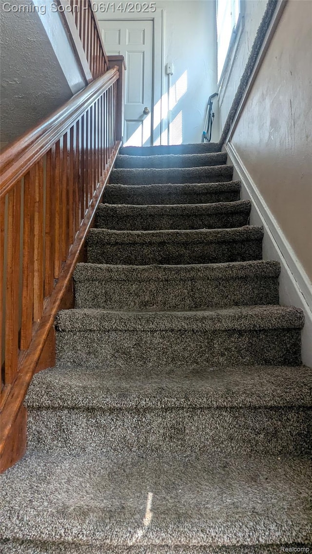 100 Oliver St, Pontiac, MI 48342 - view of stairway
