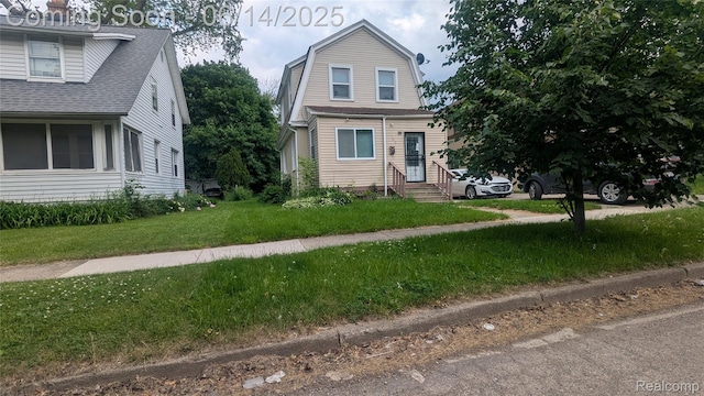 100 Oliver St, Pontiac, MI 48342 - colonial inspired home with roof with shingles and a front lawn