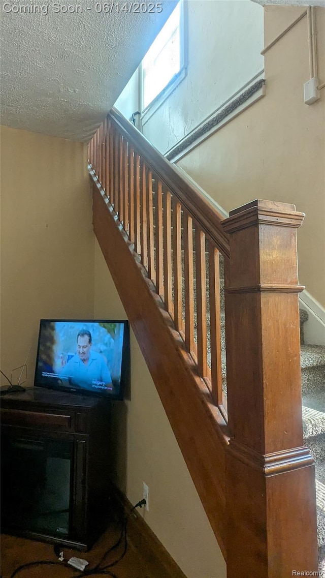 100 Oliver St, Pontiac, MI 48342 - stairway with a textured ceiling