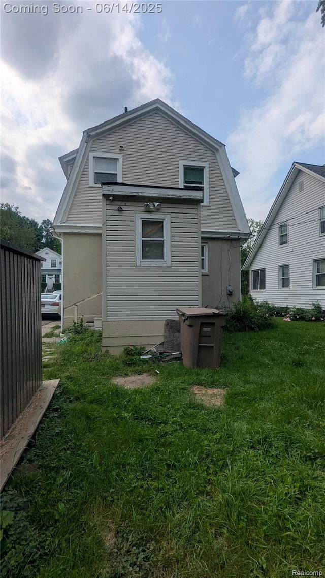 100 Oliver St, Pontiac, MI 48342 - rear view of property featuring a gambrel roof and a yard