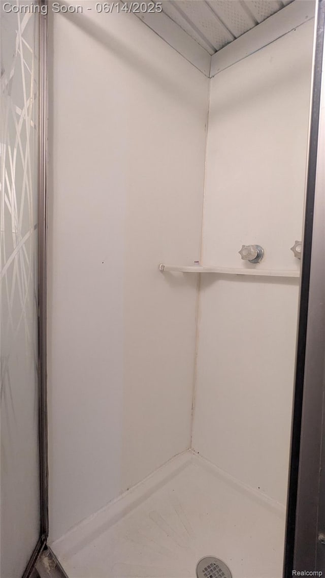 100 Oliver St, Pontiac, MI 48342 - full bathroom featuring a stall shower
