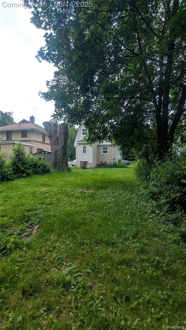 100 Oliver St, Pontiac, MI 48342 - view of yard with an outbuilding