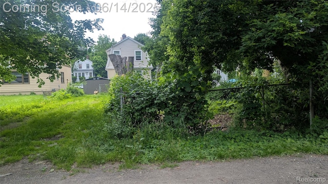 100 Oliver St, Pontiac, MI 48342 - view of yard