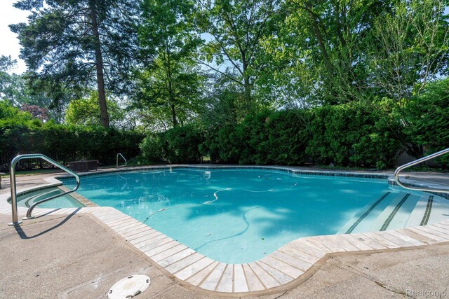 5156 Chestershire Ct, West Bloomfield, MI 48322 - swimming pool featuring view of scattered trees