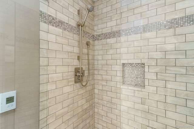 5156 Chestershire Ct, West Bloomfield, MI 48322 - full bath featuring a tile shower