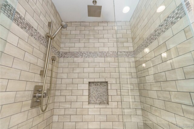 5156 Chestershire Ct, West Bloomfield, MI 48322 - full bath with tiled shower