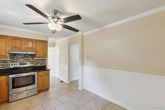 1337 Heathercrest Dr, Flint, MI 48532 - kitchen featuring stainless steel electric range oven, under cabinet range hood, dark countertops, backsplash, and ornamental molding