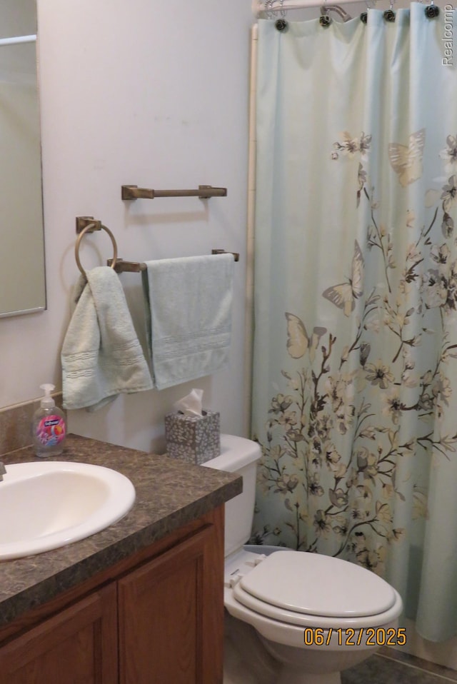 10571 Baraga St, Taylor, MI 48180 - full bath featuring vanity and a shower with curtain