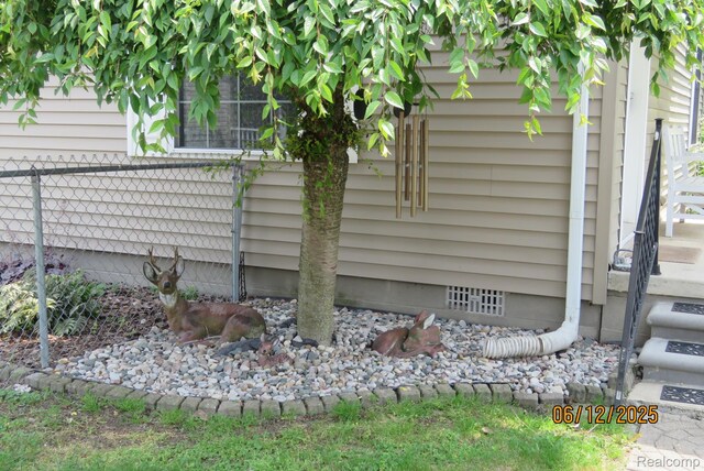 10571 Baraga St, Taylor, MI 48180 - view of side of home featuring crawl space