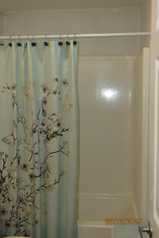 10571 Baraga St, Taylor, MI 48180 - bathroom with shower / bath combo with shower curtain