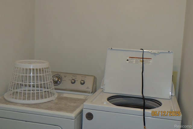 10571 Baraga St, Taylor, MI 48180 - washroom featuring independent washer and dryer