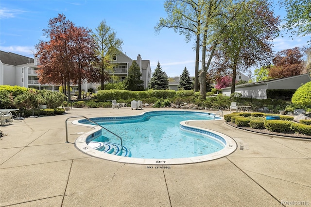 3565 Port Cove Dr Unit 68, Waterford, MI 48328 - community pool with a patio