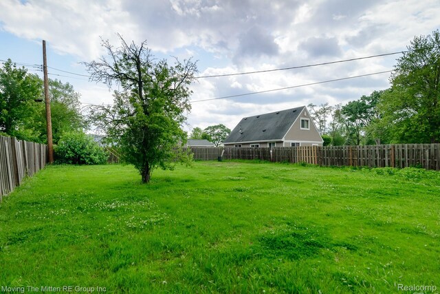 11954 Timken Ave, Warren, MI 48089 - view of yard