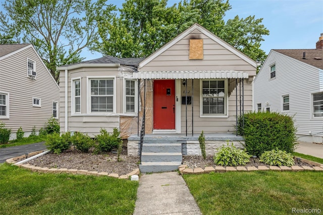 852 Cambridge Rd, Berkley, MI 48072 - view of front of home featuring a front lawn and a shingled roof