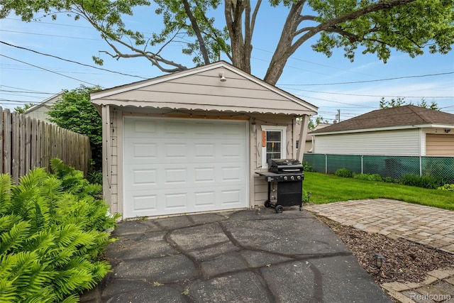 852 Cambridge Rd, Berkley, MI 48072 - detached garage with asphalt driveway