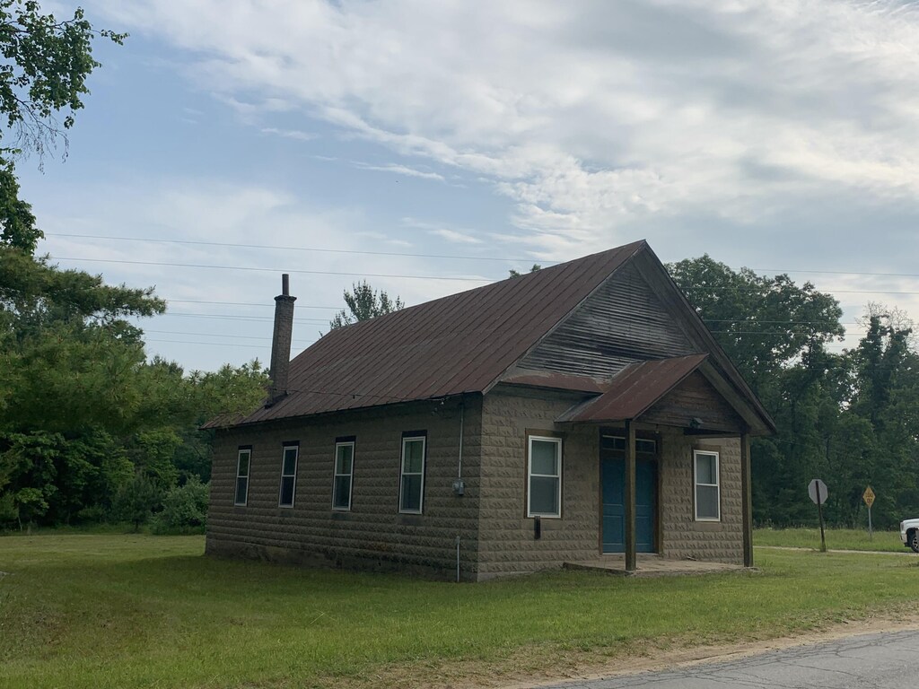 7193 E E 72nd St, Newaygo, MI 49337 - view of front of home featuring a front lawn and a chimney