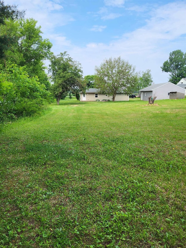 3456 N Irish Rd, Davison, MI 48423 - view of grassy yard