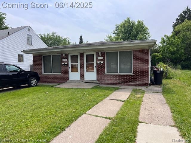 6423-25 Evergreen Rd, Detroit, MI 48228 - bungalow-style home featuring brick siding and a front yard