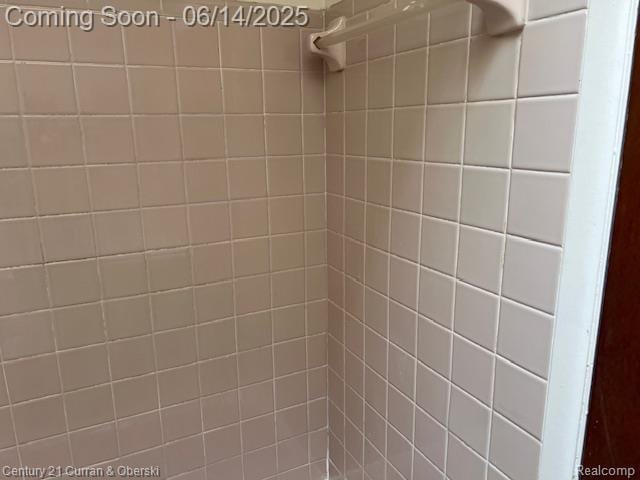 6423-25 Evergreen Rd, Detroit, MI 48228 - bathroom view of tiled shower