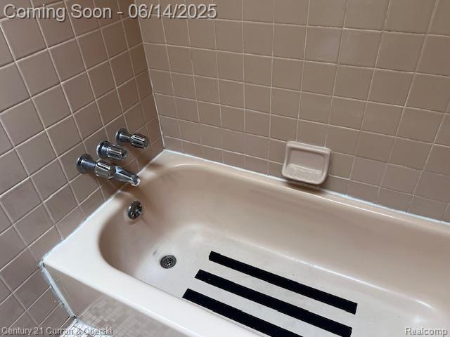 6423-25 Evergreen Rd, Detroit, MI 48228 - bathroom view of bathing tub / shower combination