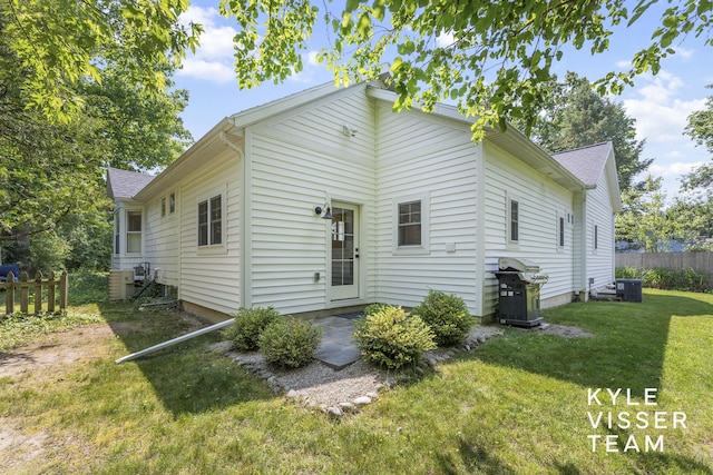 3 Woodward Ln SE, Grand Rapids, MI 49506 - rear view of property with a patio