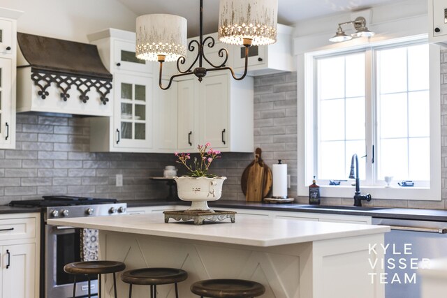 3 Woodward Ln SE, Grand Rapids, MI 49506 - kitchen with appliances with stainless steel finishes, a breakfast bar, and tasteful backsplash