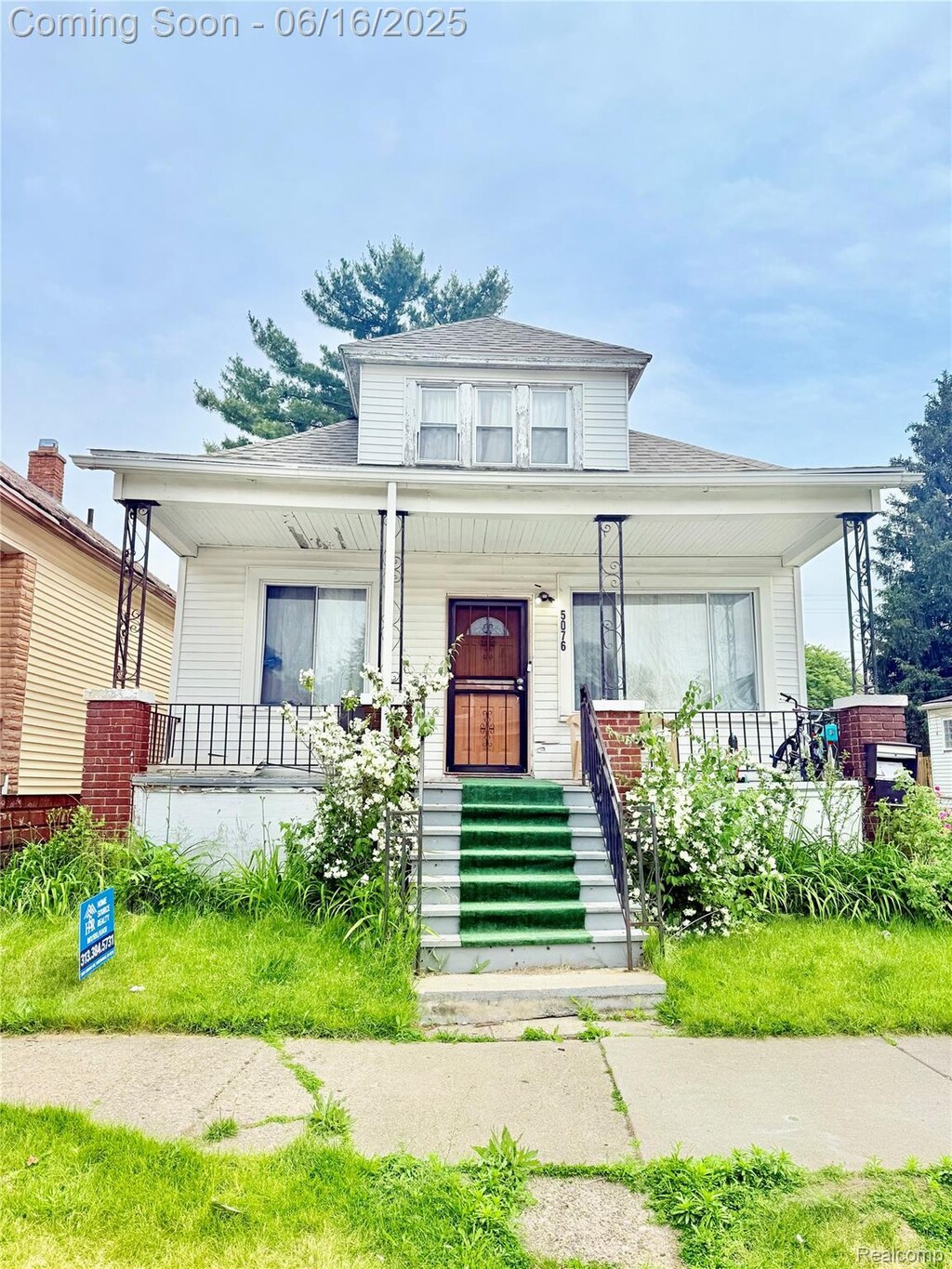 5076 Eldridge St, Hamtramck, MI 48212 - bungalow featuring covered porch and roof with shingles