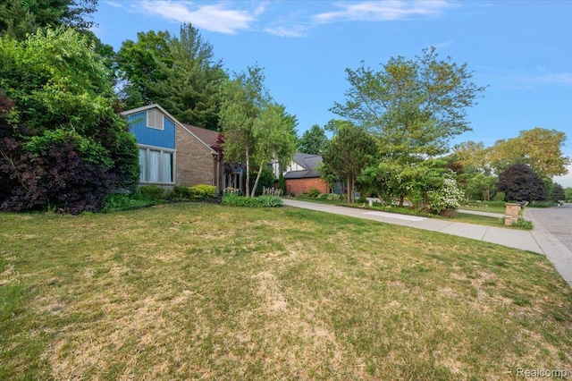 2696 Cedar Key Dr, Lake Orion, MI 48360 - view of front of house featuring a front yard