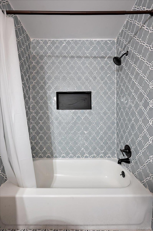 2696 Cedar Key Dr, Lake Orion, MI 48360 - bathroom featuring shower / tub combo with curtain