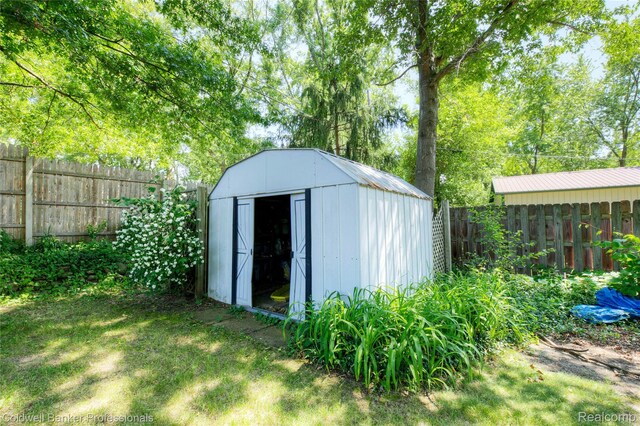 290 Florawood Blvd, Waterford, MI 48327 - view of shed with a fenced backyard