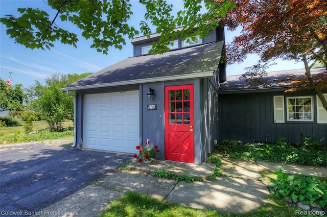 290 Florawood Blvd, Waterford, MI 48327 - garage with driveway
