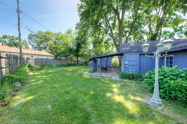 290 Florawood Blvd, Waterford, MI 48327 - fenced backyard with a patio