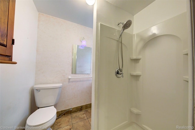 290 Florawood Blvd, Waterford, MI 48327 - full bath with walk in shower and toilet