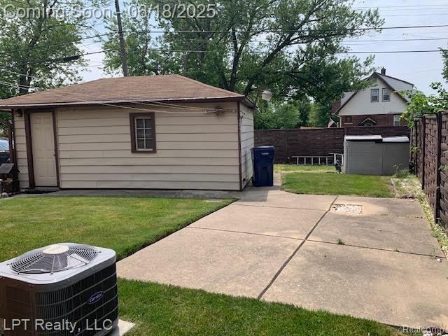 1811 Goddard Rd, Lincoln Park, MI 48146 - view of outbuilding with a fenced backyard