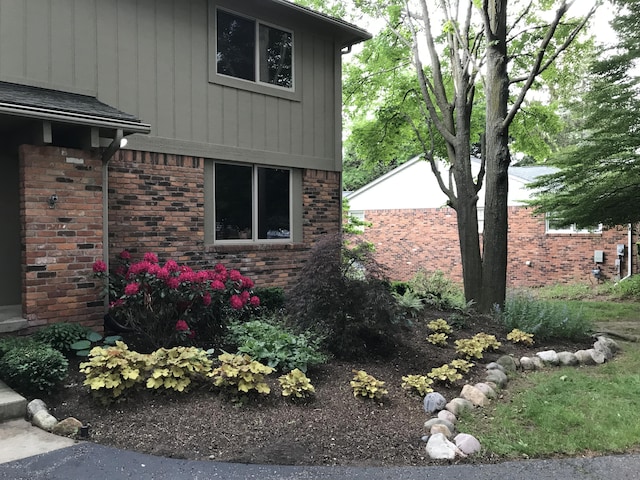 5653 Powder Horn Dr, West Bloomfield, MI 48322 - view of side of property with brick siding
