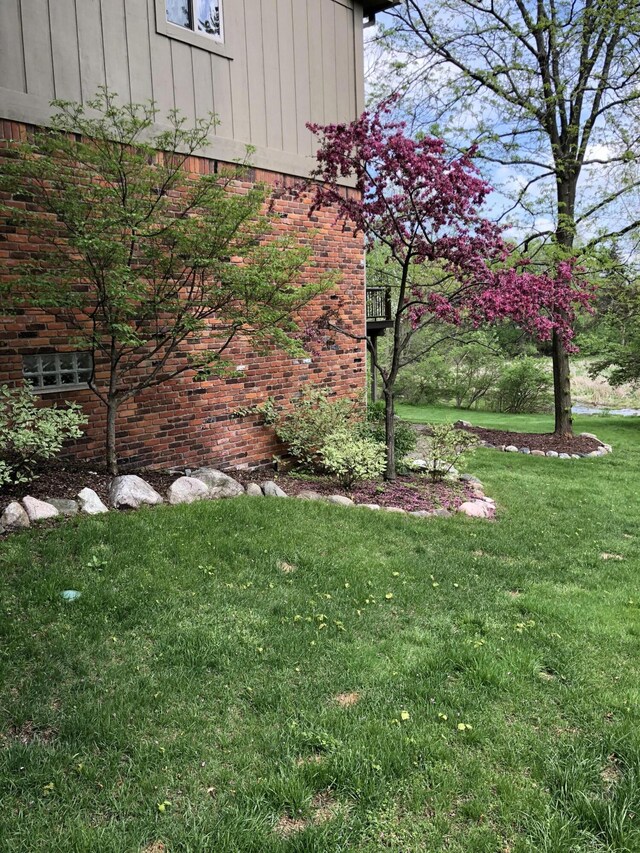5653 Powder Horn Dr, West Bloomfield, MI 48322 - view of grassy yard