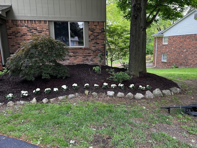 5653 Powder Horn Dr, West Bloomfield, MI 48322 - view of yard