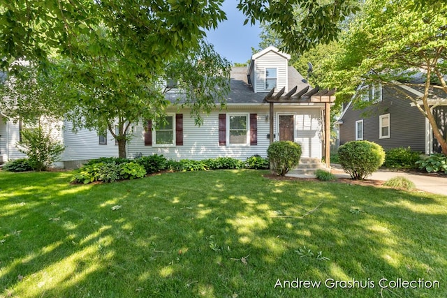 1142 Orchard Ave SE, Grand Rapids, MI 49506 - cape cod-style house with a pergola and a front yard