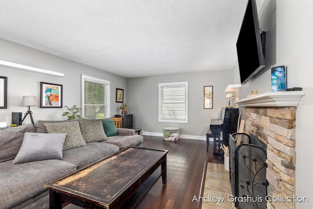 1142 Orchard Ave SE, Grand Rapids, MI 49506 - living area with wood-type flooring and baseboards