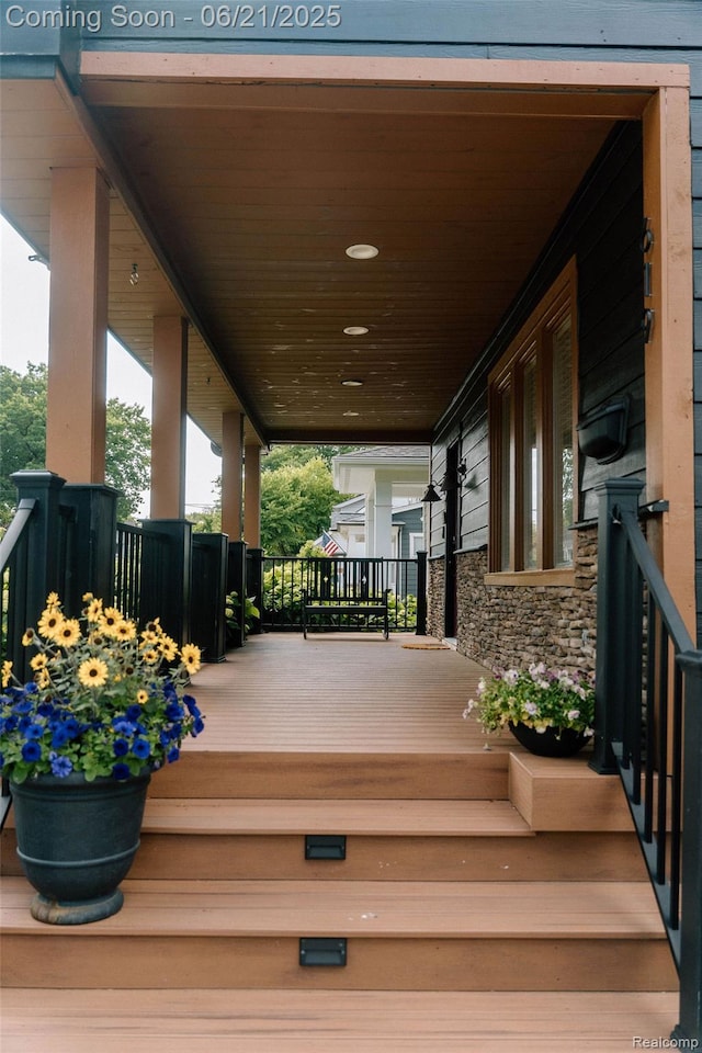 619 E Farnum Ave, Royal Oak, MI 48067 - view of wooden porch