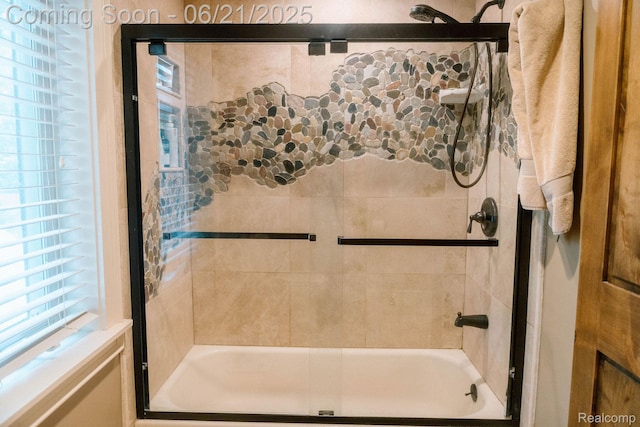 619 E Farnum Ave, Royal Oak, MI 48067 - full bath featuring shower / tub combination and healthy amount of natural light