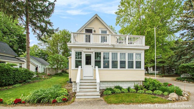 1194 Beach Dr, Holland, MI 49423 - view of front facade with a balcony and entry steps
