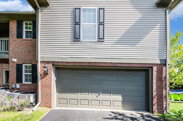 28139 Carlton Way Dr, Novi, MI 48377 - garage with driveway