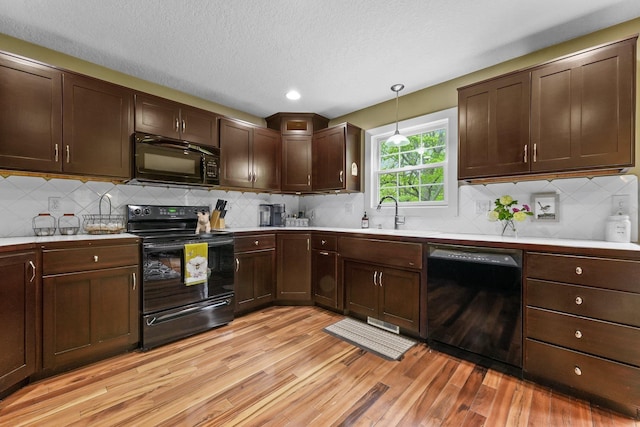 11888 Many Oaks Dr, Interlochen, MI 49643