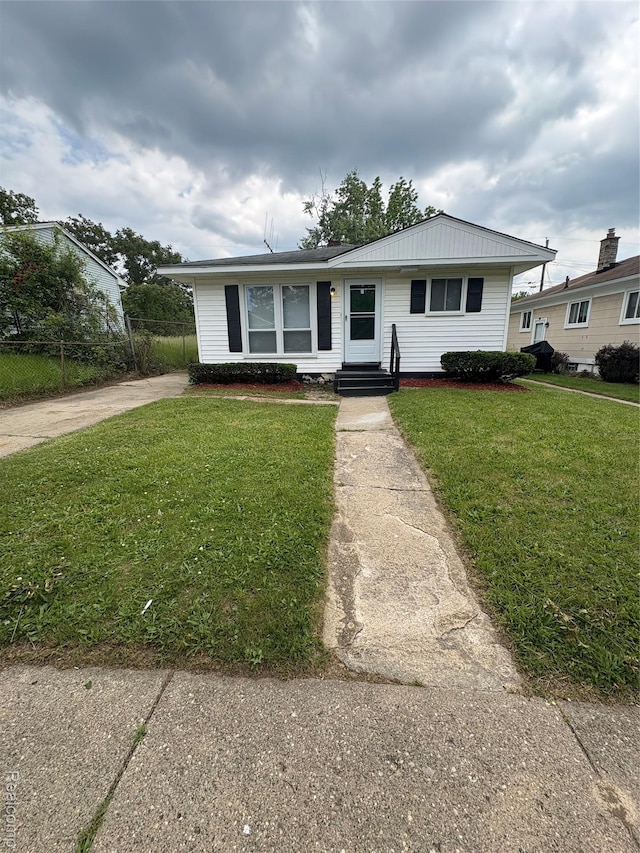 565 Wyoming Ave, Pontiac, MI 48341 - view of front facade with entry steps